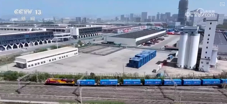 乐鱼官网鲜果、重庆小面、汽车配件……中亚好物乘坐“钢铁驼队”跑出新机缘(图7)